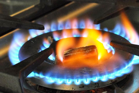 روشن کردن ذغال با شعله ی اجاق گاز